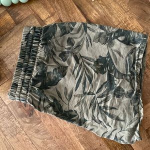 Green tropical floral shorts, size small, Old Navy.